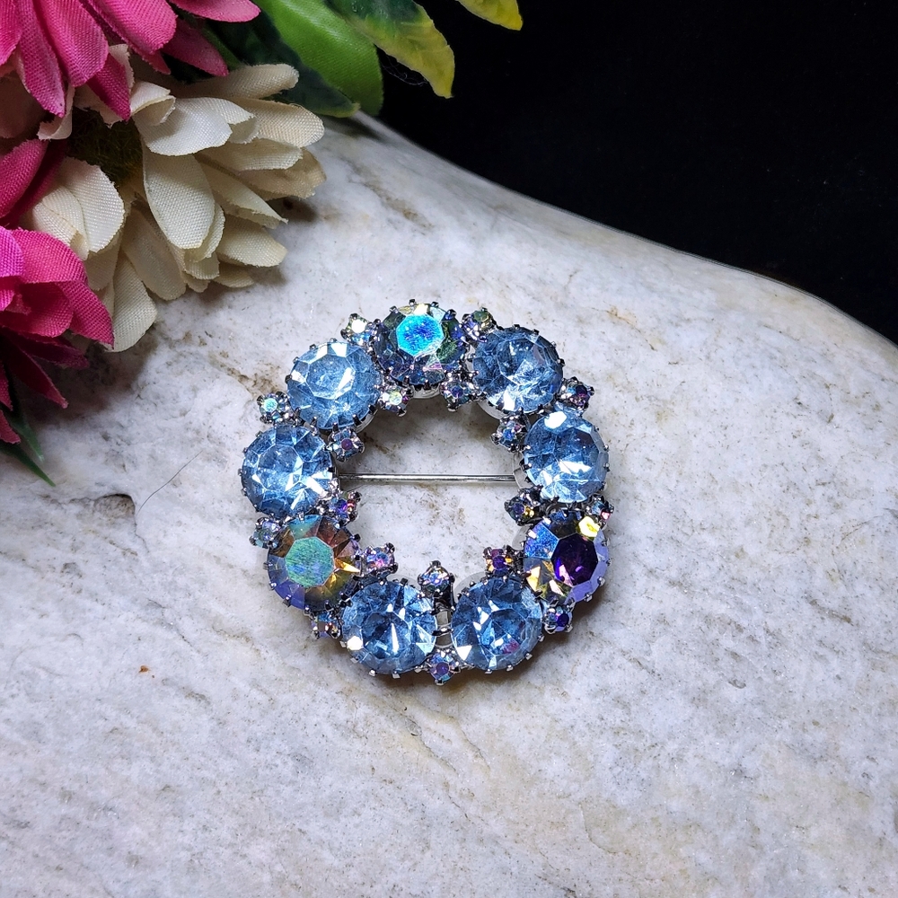 1950s Weiss Blue Aurora Borealis Crystal Brooch/Pin